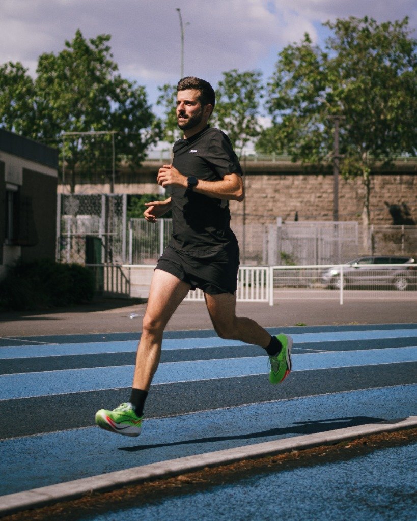 Vincent Buisson courant sur une piste d'athlétisme